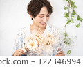美女形象（短髮中年女子手持乾燥花） 122346994