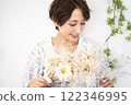 美女形象（短髮中年女子手持乾燥花） 122346995