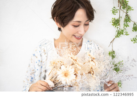 美女形象(短髮中年女子手持乾燥花) 美女形象(短髮中年女子手持乾燥花) 122346995