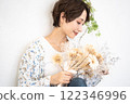 美女形象（短髮中年女子手持乾燥花） 122346996