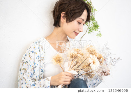 美女形象(短髮中年女子手持乾燥花) 美女形象(短髮中年女子手持乾燥花) 122346996