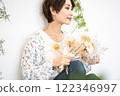 美女形象（短髮中年女子手持乾燥花） 122346997