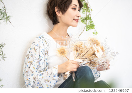 美女形象（短髮中年女子手持乾燥花） 122346997