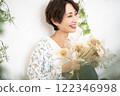 美女形象（短髮中年女子手持乾燥花） 122346998