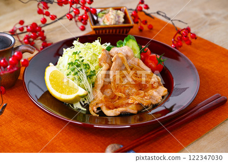 美味的薑烤豬肉和烤豬腰肉。加入切碎的捲心菜。 122347030