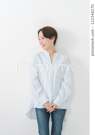 一名 30 多歲的女性穿著襯衫微笑 一名 30 多歲的女性穿著襯衫微笑 122348270