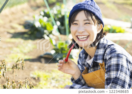 Woman with chili pepper 122348685