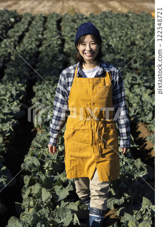 田間勞動的婦女風景 122348721