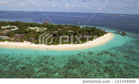 Turquoise clear water and green island of Maldives 122348898