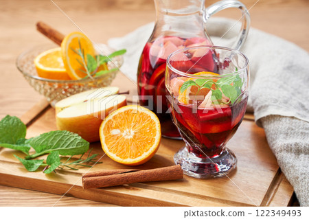 清爽的果味自製桑格利亞汽酒 122349493