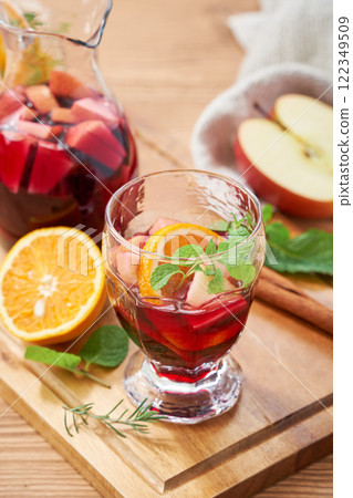 清爽的果味自製桑格利亞汽酒 清爽的果味自製桑格利亞汽酒 122349509