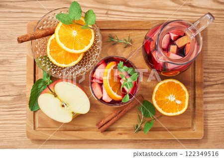 清爽的果味自製桑格利亞汽酒 122349516