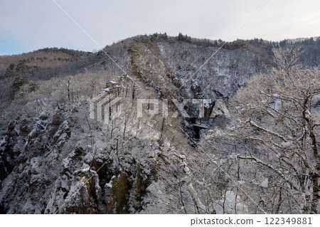 Snow-covered view of Naruko Gorge from Ofukazawa Bridge in Naruko Valley (Miyagi Prefecture) 122349881