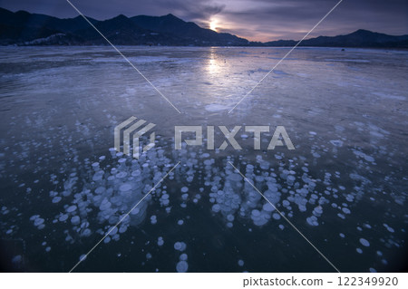 氣泡被困在湖面的冰中 氣泡被困在湖面的冰中 122349920