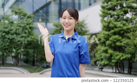 A female caregiver giving directions 122350125