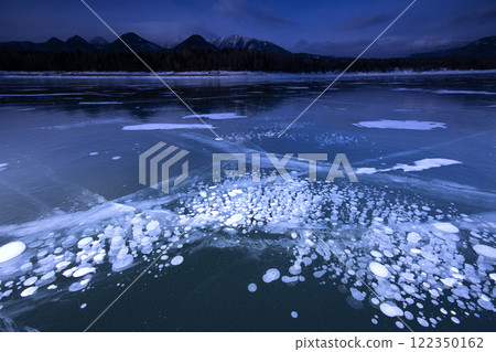 氣泡被困在湖面的冰中 122350162
