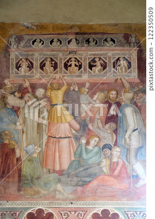 The crowd witnessing the preaching, detail from St Peter of Verona preaching, fresco by Andrea di Bonaiuto, Spanish Chapel in Santa Maria Novella Principal Dominican church in Florence, Italy 122350509
