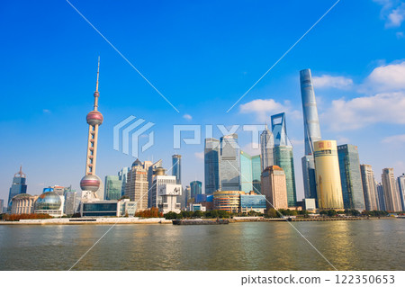從中國上海外灘看浦東新區的摩天大樓 122350653