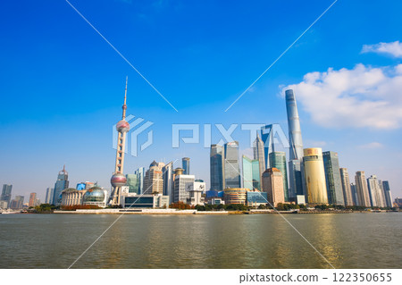從中國上海外灘看浦東新區的摩天大樓 從中國上海外灘看浦東新區的摩天大樓 122350655