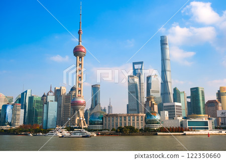 從中國上海外灘看浦東新區的摩天大樓 從中國上海外灘看浦東新區的摩天大樓 122350660