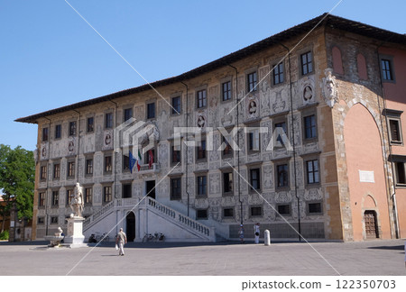 Building of Pisa Superiore University on Piazza dei Cavalieri (Palazzo della Carovana) in Pisa, Italy 122350703