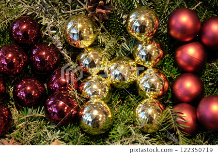 Christmas decoration shop in Hallstatt, Austria 122350719