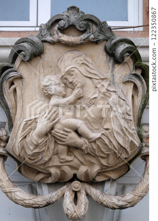 Virgin Mary with baby Jesus, statue on the house facade in Graz, Styria, Austria 122350867