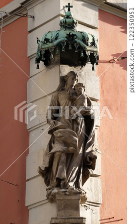 Virgin Mary with baby Jesus, statue on the house facade in Graz, Styria, Austria Virgin Mary with baby Jesus, statue on the house facade in Graz, Styria, Austria 122350951