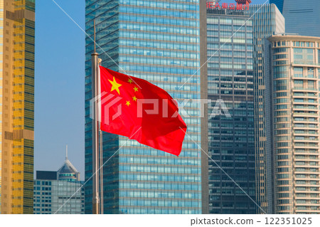中國上海的建築物和中國國旗，五星級紅旗 122351025
