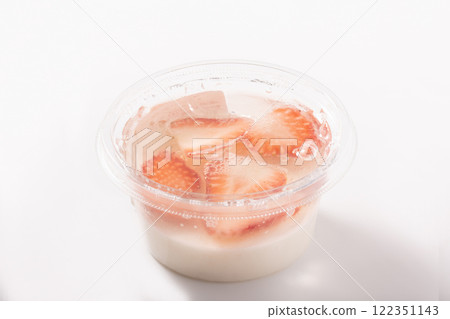 草莓杏仁豆腐 122351143