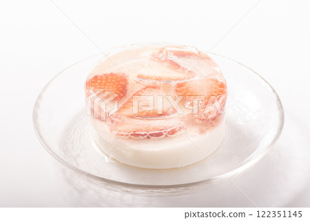 Almond tofu with strawberries 122351145