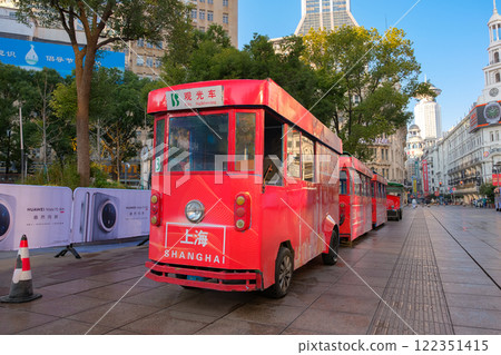 上海，中國，南京步行街早上，旅遊車 122351415