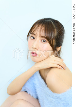 Fashion portrait of young woman 122351452