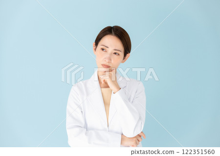 白色陰唇婦女受苦 122351560