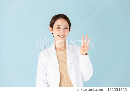 3個穿白大褂的女人 122351623