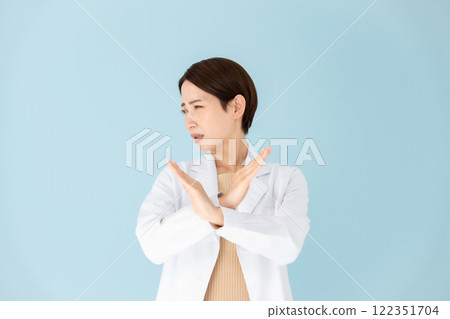 Woman in white Woman in white 122351704