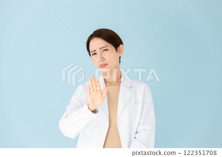 Woman in white coat: No 122351708