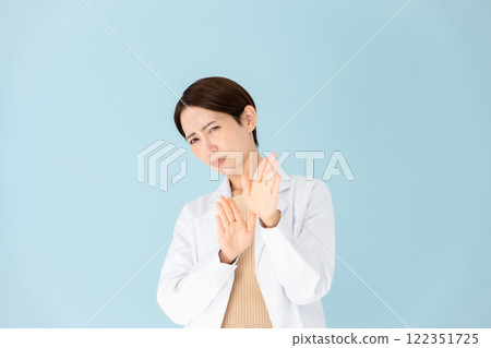 Woman in white coat: No 122351725