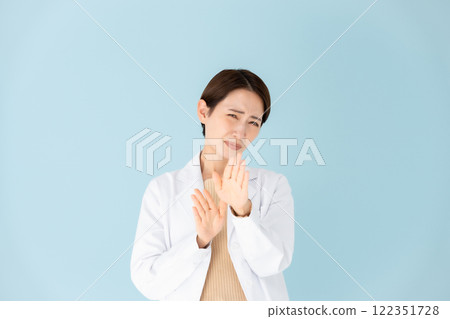 女性不得穿白大褂 122351728