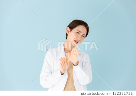 女性不得穿白大褂 122351731