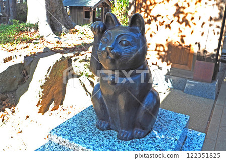 Maneki-neko statue at Gotokuji Temple [Setagaya, Tokyo] 122351825
