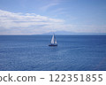 漂浮在海中的遊艇 122351855