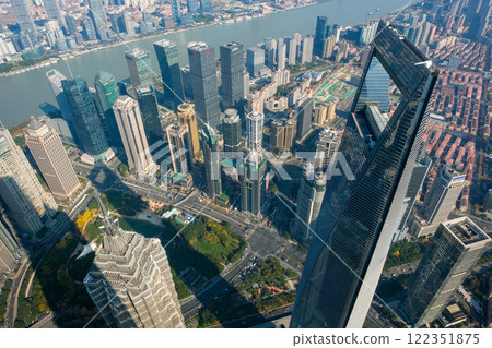 中國上海,從上海市中心的觀景台看到的城市景觀 中國上海,從上海市中心的觀景台看到的城市景觀 122351875