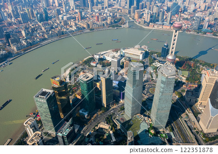 中國上海,從上海市中心的觀景台看到的城市景觀 中國上海,從上海市中心的觀景台看到的城市景觀 122351878