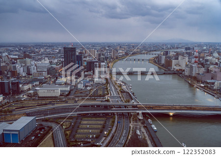 黎明時分的新潟市(元旦時的土岐展覽中心) 黎明時分的新潟市(元旦時的土岐展覽中心) 122352083
