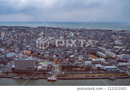 黎明時分的新潟市（元旦時的土岐展覽中心） 122352085