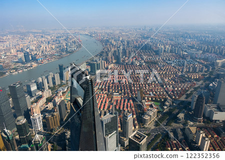 中國上海,從上海市中心的觀景台看到的城市景觀 中國上海,從上海市中心的觀景台看到的城市景觀 122352356
