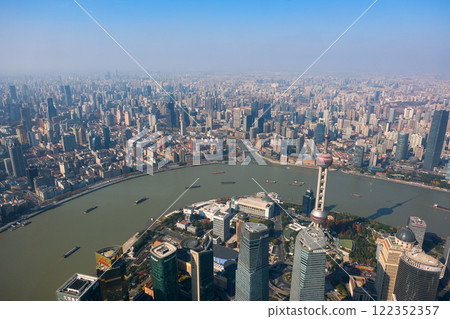 中國上海,從上海市中心的觀景台看到的城市景觀 中國上海,從上海市中心的觀景台看到的城市景觀 122352357