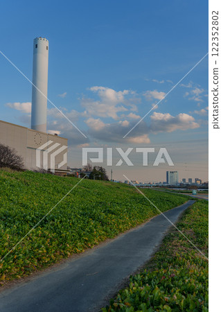 傍晚的天空和煙囪 傍晚的天空和煙囪 122352802