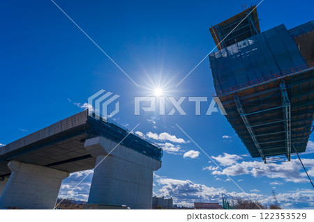 大阪府淀川左岸正在興建的新名神高速公路淀川大橋 122353529